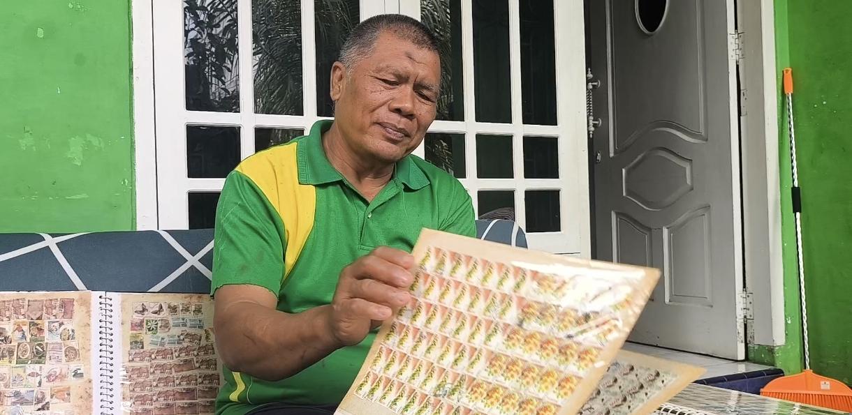 penjaga koleksi prangko langka di Bengkulu