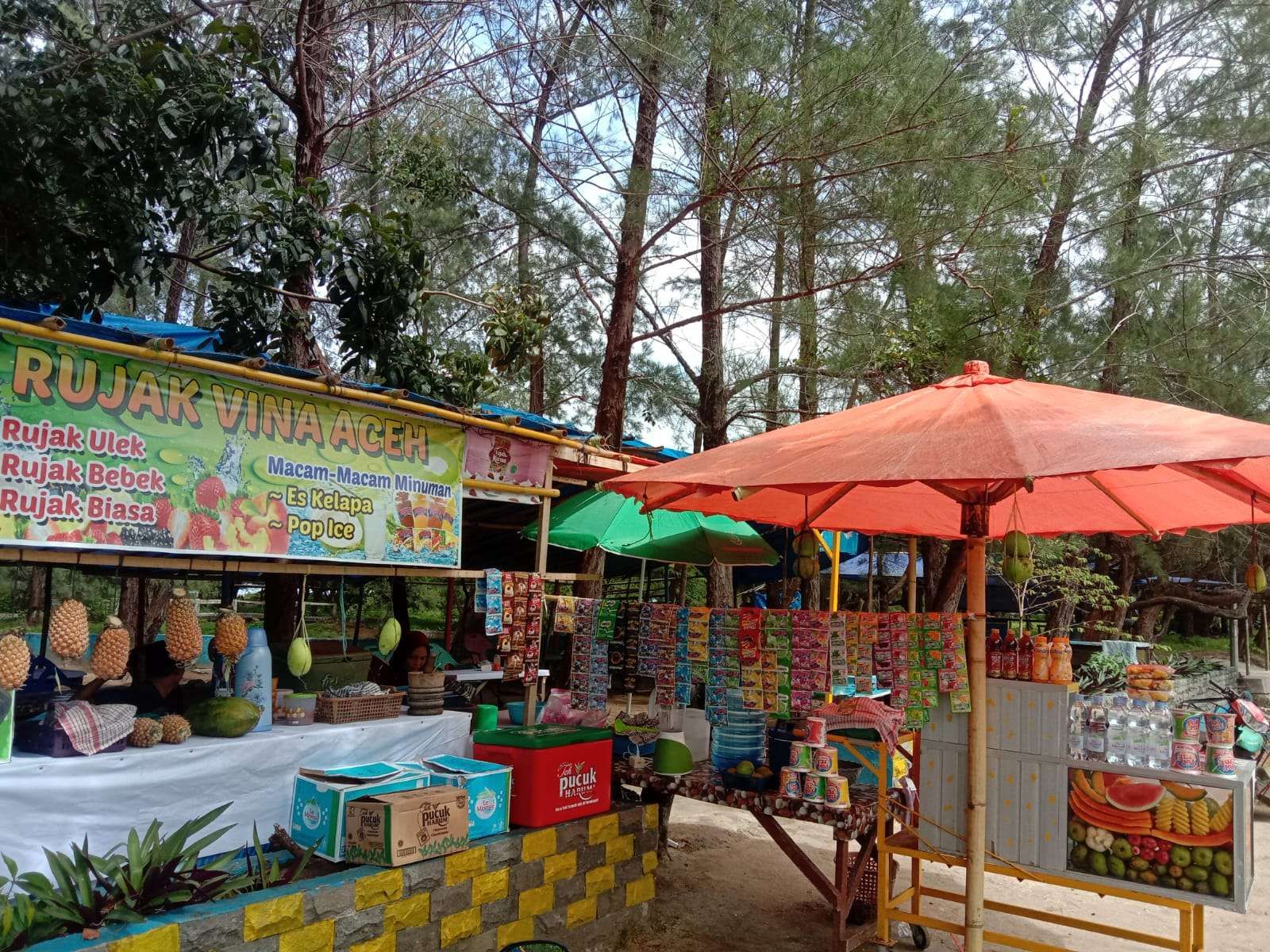 Penataan Tenda Pedagang Rujak di Pantai Panjang Bengkulu Disambut Baik Penjual